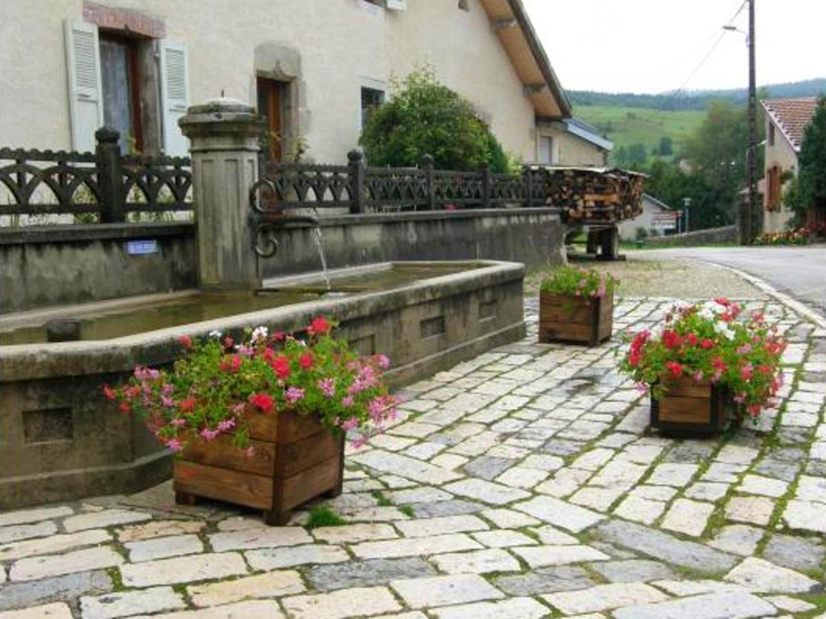 Maison Confortable Avec Vue Sur La Montagne A Charix Bagian luar foto